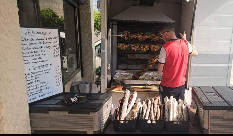 MATT’MES POULETTES : Rôtisserie ambulante dans le Gard (30) . Les services de votre rôtisserie ambulante, le week-end, à Rodilhan. Les services de MATT’MES POULETTES le mercredi, à Saze. La rôtisserie ambulante pour les entreprises ou pour un évènement privé comme un mariage, un anniversaire, une fête … Spécialité poulet et jambonneau : produits cuisinés au tourne-broche : poulets, jambonneaux à la broche, cuisses de canard … à Rodilhan. Spécialité saucisson catalan : Box Apéro  » composé de charcuterie : chorizo, jambon blanc, fuets ...et nos rôtisseries le mercredi, à Saze